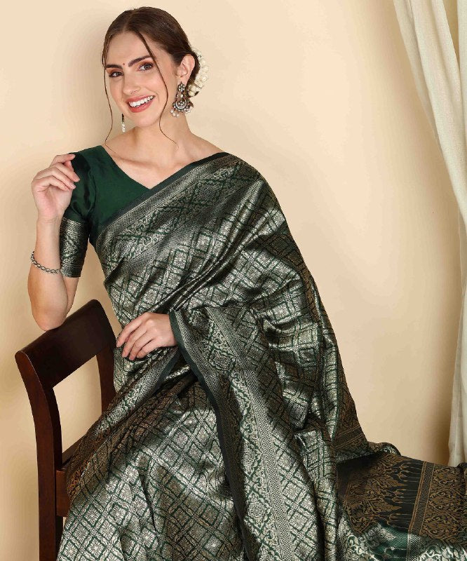 REPRESENTATION OF THE INDIAN WEAVING HERITAGE. THE INTRICATE PATTERNS AND THE STUNNING PALLU MAKE IT A WORK OF ART. ADD A TOUCH OF ELEGANCE TO YOUR WARDROBE WITH THIS MASTERPIECE.