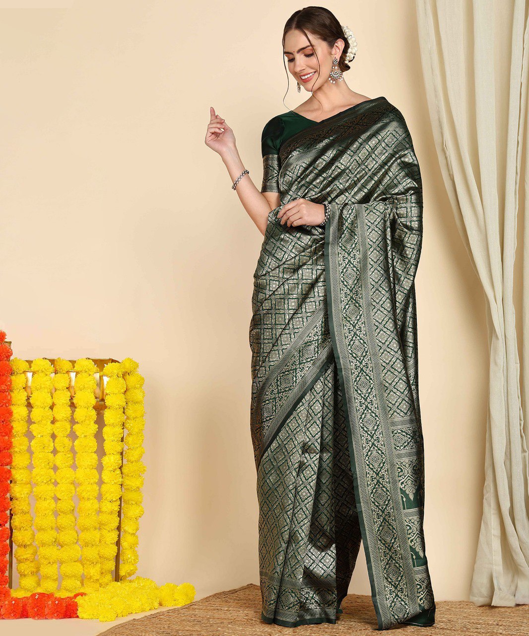 REPRESENTATION OF THE INDIAN WEAVING HERITAGE. THE INTRICATE PATTERNS AND THE STUNNING PALLU MAKE IT A WORK OF ART. ADD A TOUCH OF ELEGANCE TO YOUR WARDROBE WITH THIS MASTERPIECE.