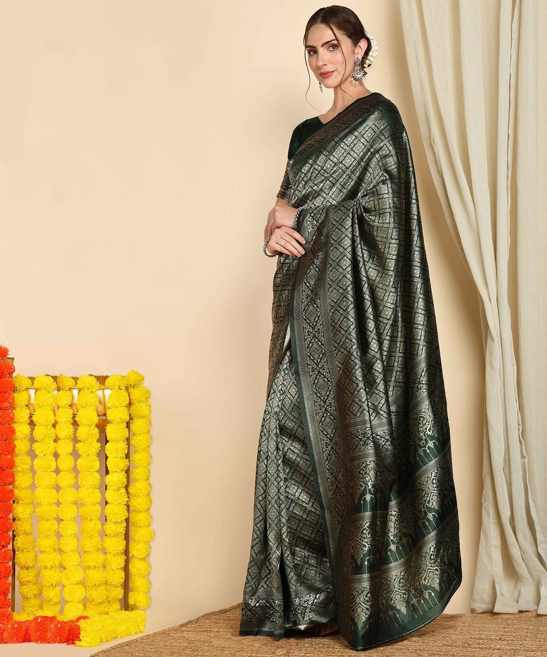 REPRESENTATION OF THE INDIAN WEAVING HERITAGE. THE INTRICATE PATTERNS AND THE STUNNING PALLU MAKE IT A WORK OF ART. ADD A TOUCH OF ELEGANCE TO YOUR WARDROBE WITH THIS MASTERPIECE.