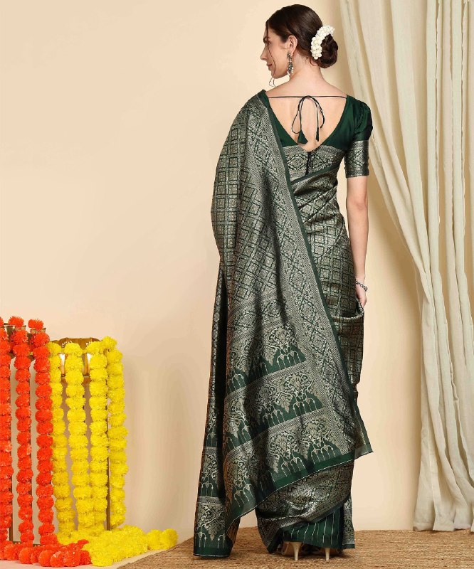 REPRESENTATION OF THE INDIAN WEAVING HERITAGE. THE INTRICATE PATTERNS AND THE STUNNING PALLU MAKE IT A WORK OF ART. ADD A TOUCH OF ELEGANCE TO YOUR WARDROBE WITH THIS MASTERPIECE.