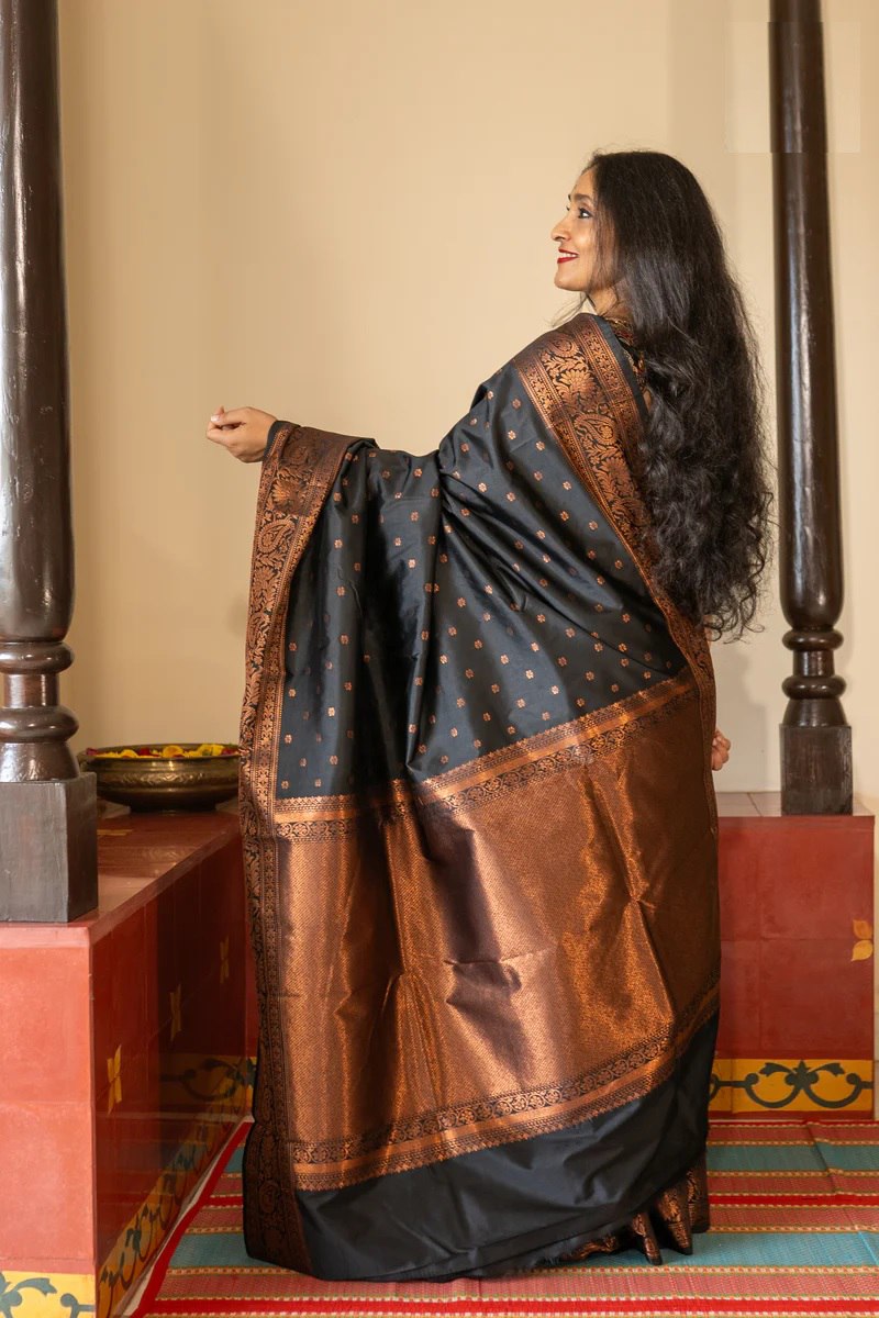 REPRESENTATION OF THE INDIAN WEAVING HERITAGE. THE INTRICATE PATTERNS AND THE STUNNING PALLU MAKE IT A WORK OF ART. ADD A TOUCH OF ELEGANCE TO YOUR WARDROBE WITH THIS MASTERPIECE.