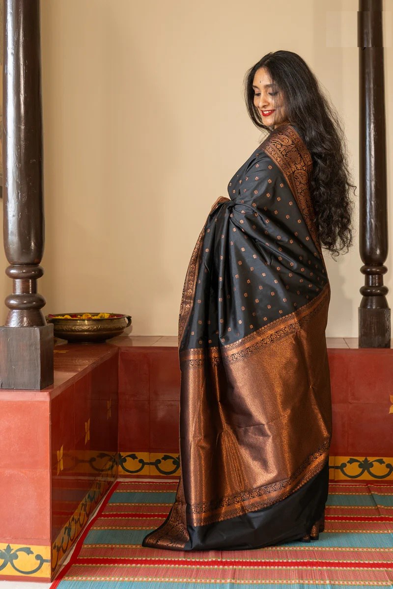 REPRESENTATION OF THE INDIAN WEAVING HERITAGE. THE INTRICATE PATTERNS AND THE STUNNING PALLU MAKE IT A WORK OF ART. ADD A TOUCH OF ELEGANCE TO YOUR WARDROBE WITH THIS MASTERPIECE.